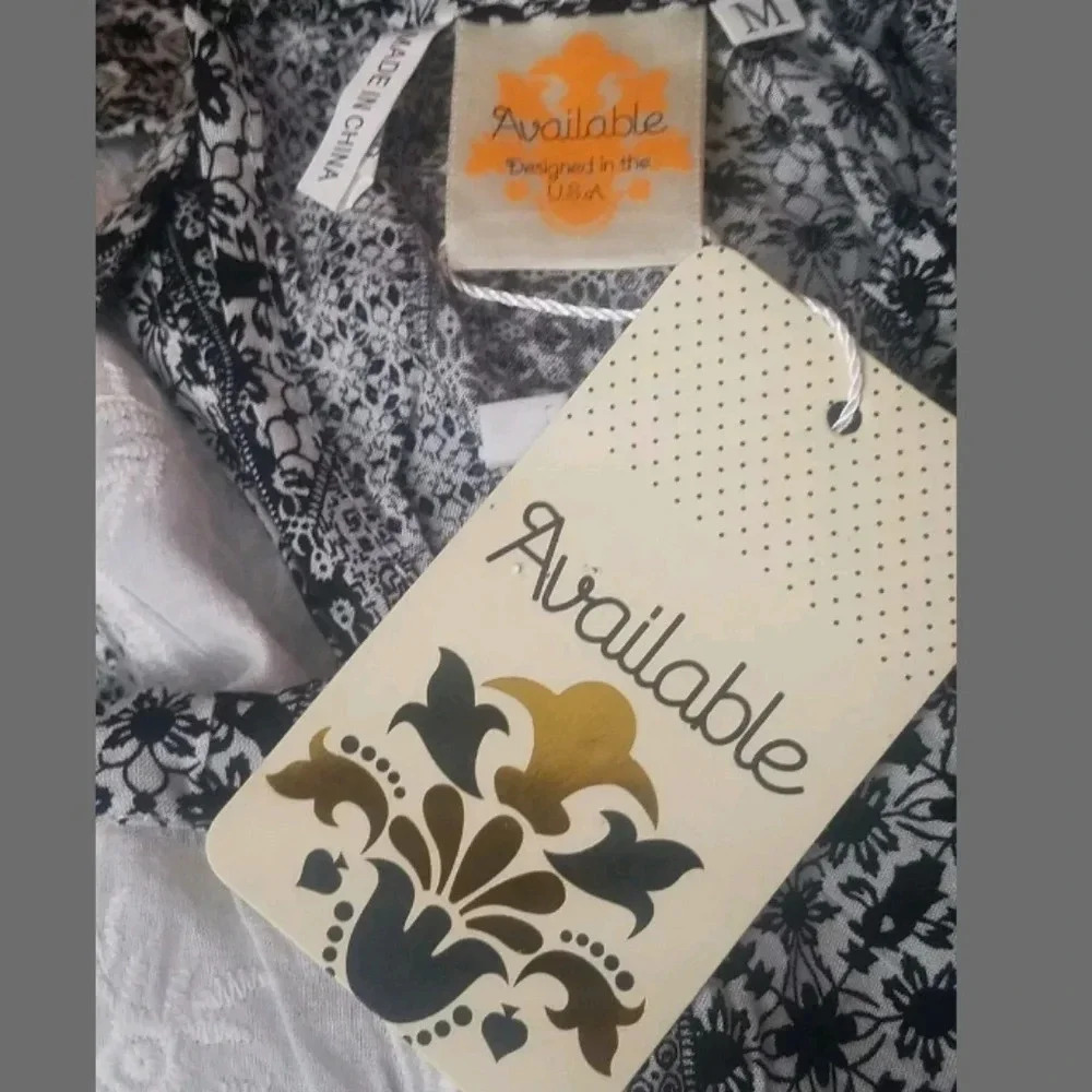 AVAILABLE Top Blouse Size Medium Floral - Picture 7 of 8